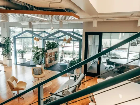 Spazio coworking luminoso